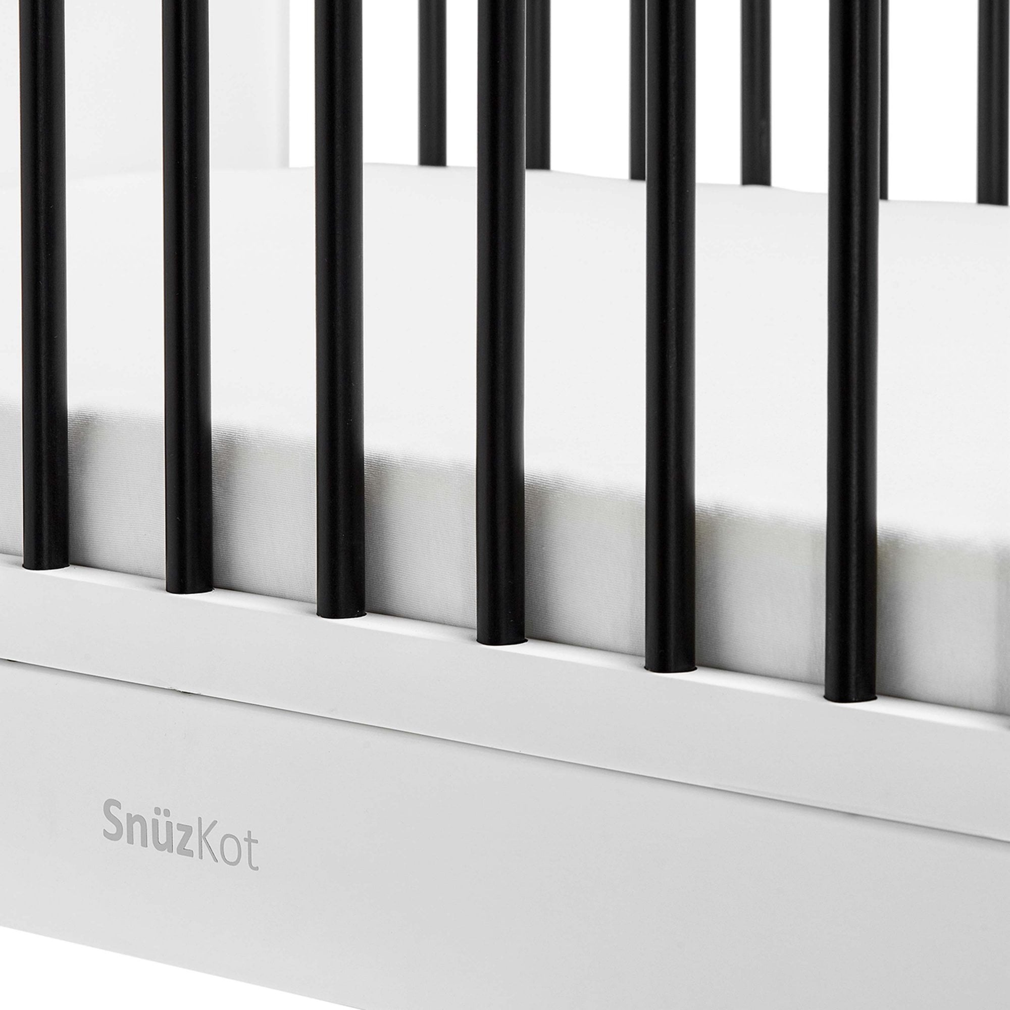 Snuz Snuzkot Skandi Cot Bed Mono